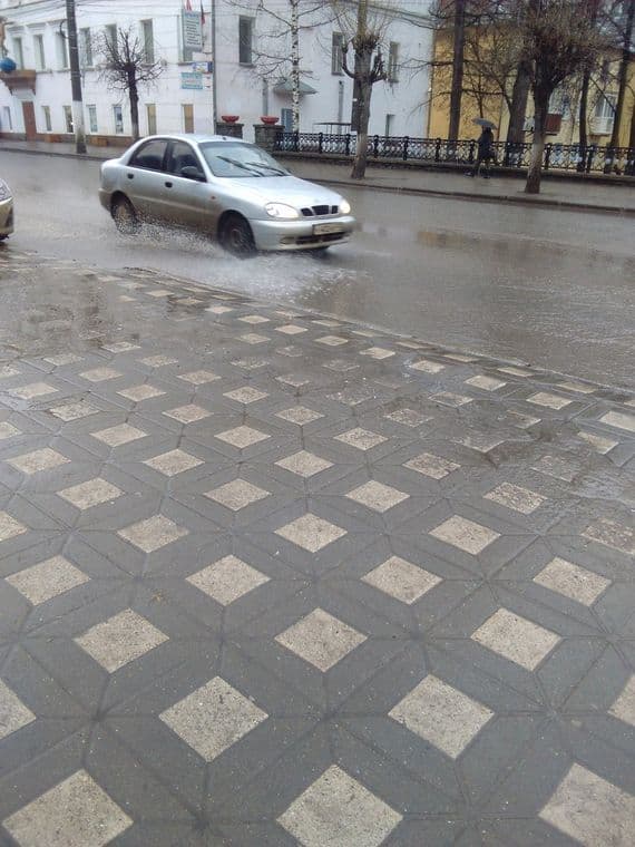 Улица Карла Маркса в Кирове из-за дождя превратилась в реку