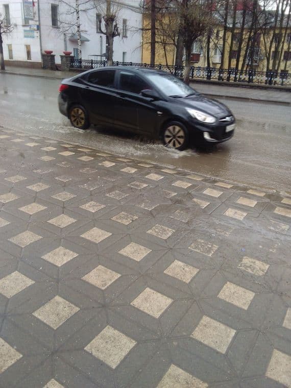 Улица Карла Маркса в Кирове из-за дождя превратилась в реку