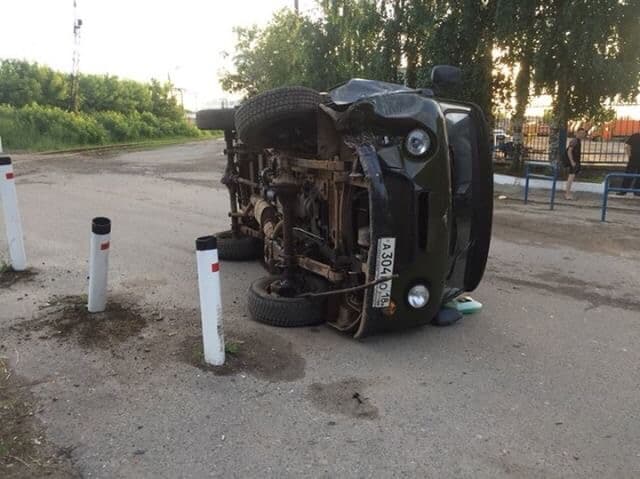 В Кирове перевернулся УАЗ. Очевидцы сообщают, что водитель был пьян