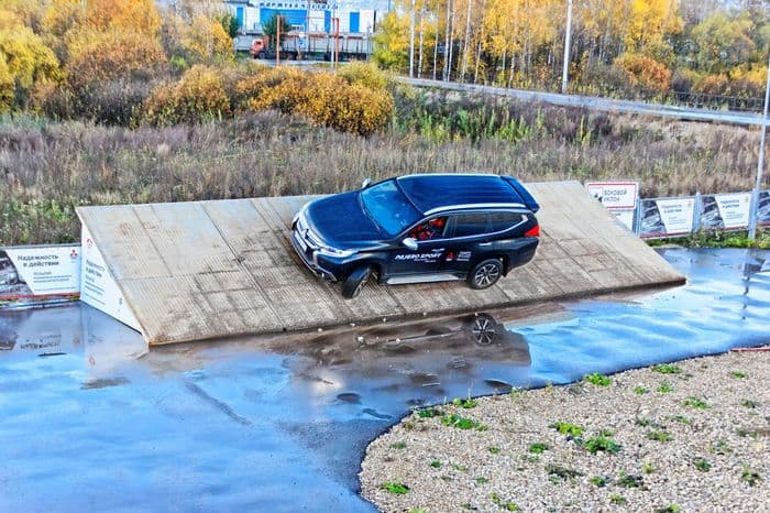«Чуть не опрокинулась на новом Pajero Sport.»