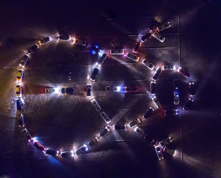 Поздравления от российских автомобилистов: на дорогах выстроились снеговики и снежинки