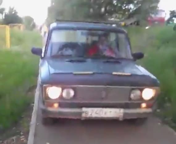 В Кирове лихач на «шестерке» ездил по узким пешеходным дорожкам