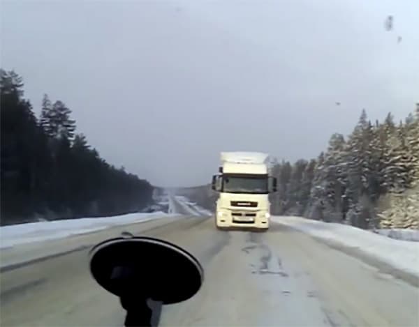 Очевидцы сняли, как фура с большой скоростью несется задним ходом по трассе