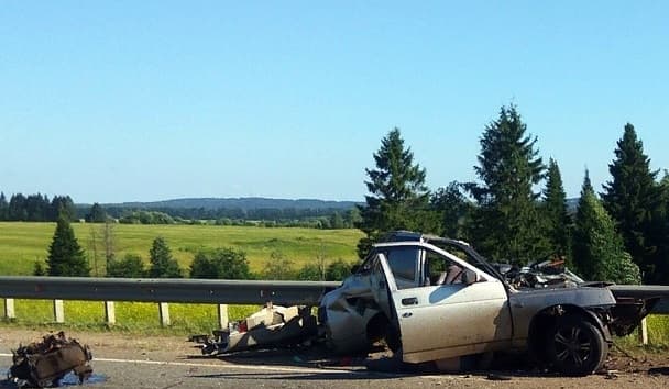 «Десятка» на трассе превратилась в груду металлолома. В ДТП погиб кировчанин