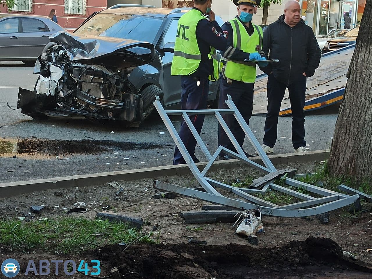 В Кирове на улице Ленина кроссовер сбил пешехода: жуткие кадры с места ДТП