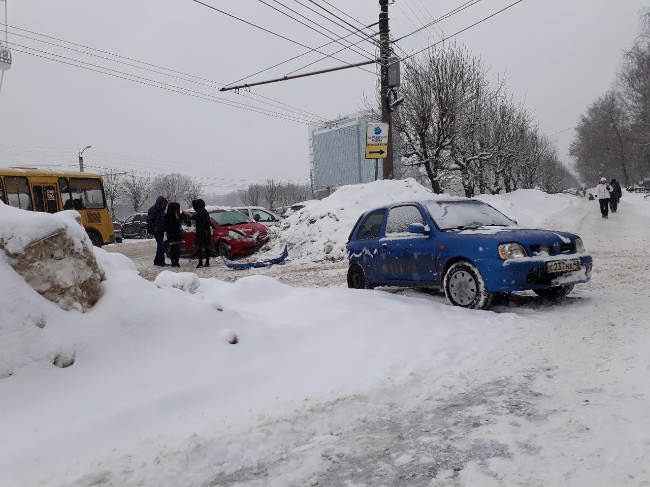 У колеса обозрения столкнулись Nissan и Honda. Бампер оставлен на земле