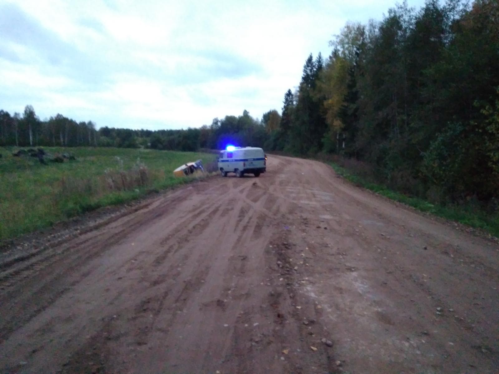 На дороге Порошино - Сидоровка опрокинулся минивен