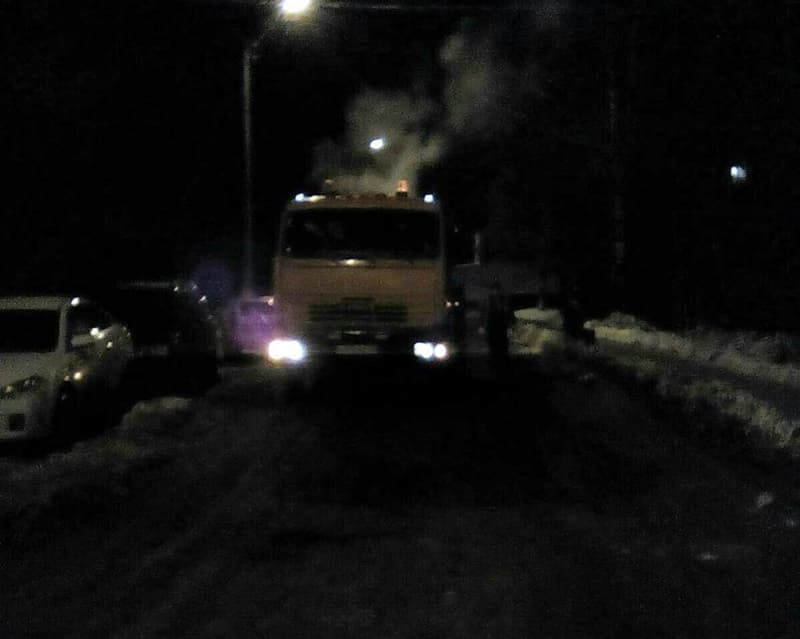 В Кирове по ночам дорожники продолжают с упорством укладывать асфальт в снег