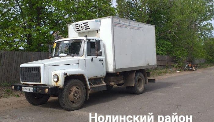 Пьяный бесправник-мотоциклист влетел в грузовой автомобиль