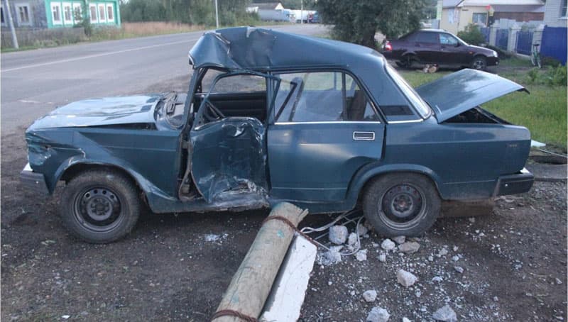 В Кировской области 20-летний бесправник снёс электрический столб