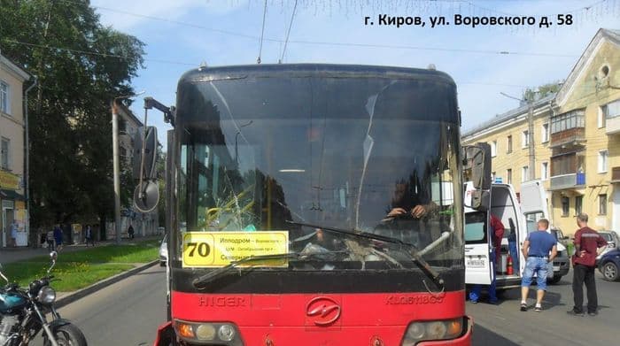 Женщина на «Рено» сбила мотоциклиста: мужчине потребовалась госпитализация