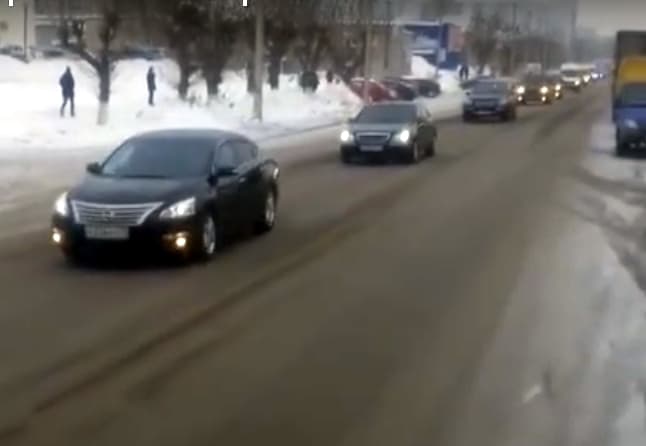Вереница мерседесов: кировчане снимают кортеж Медведева