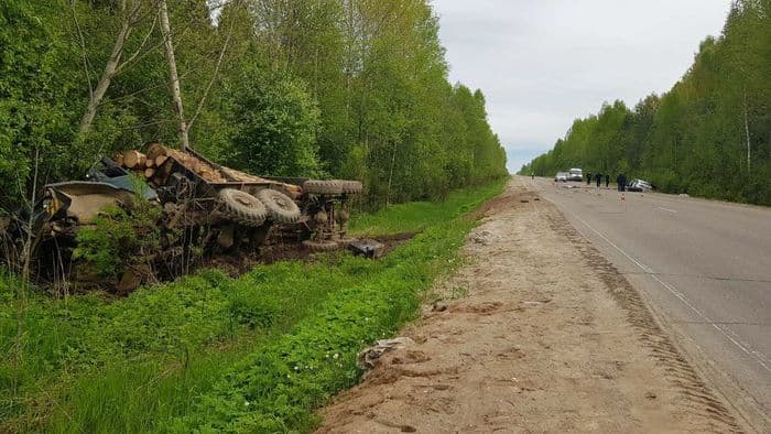 В Кировской области грузовик «Урал» столкнулся с легковушкой: один человек погиб