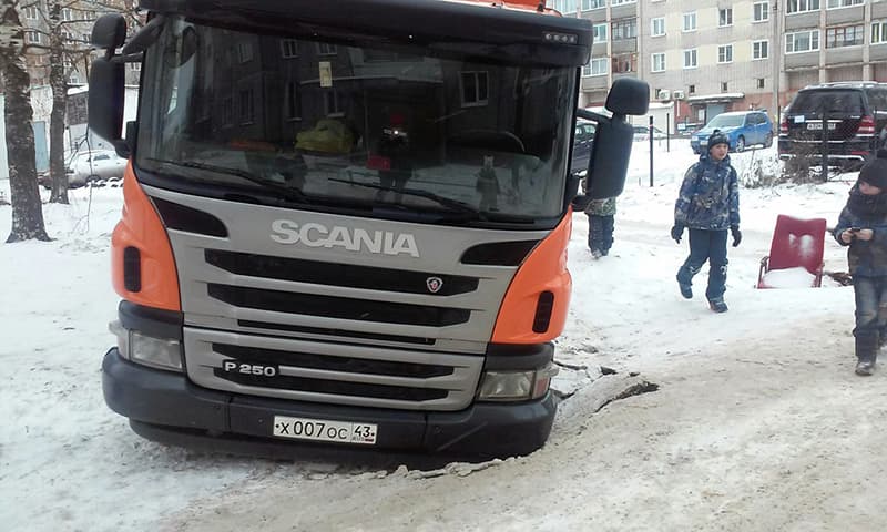 В Кирове большегруз провалился в асфальт