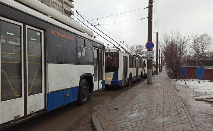 В Кирове тройное ДТП на мосту на Щорса собрало огромную пробку
