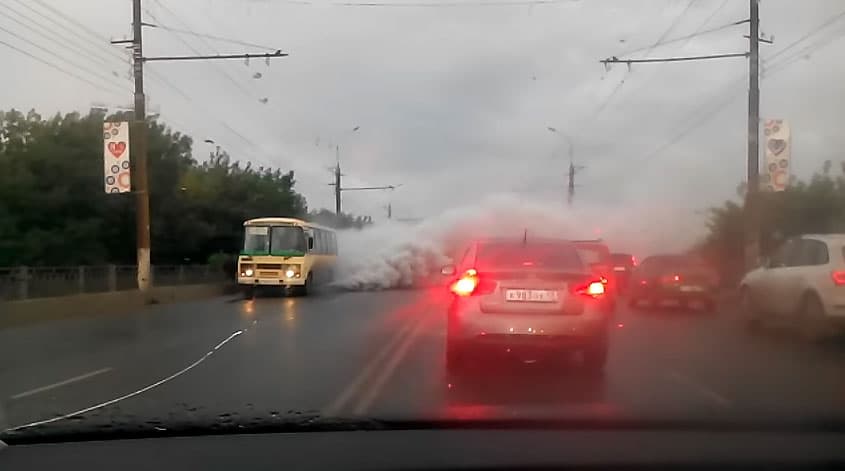 На мосту на Воровского задымился «пазик»