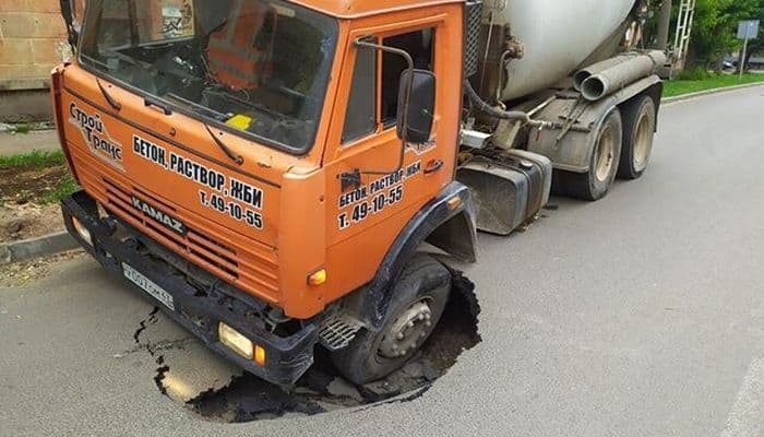 «Прямиком в Ад»: почему в Кирове «Камаз» провалился в огромную яму?
