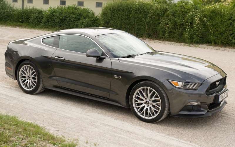 Названы самые популярные спорткары в России