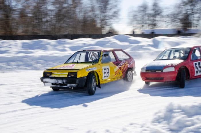 Что это было? Езда с открытым багажником, старт задним ходом и перевернутые автомобили в Слободском