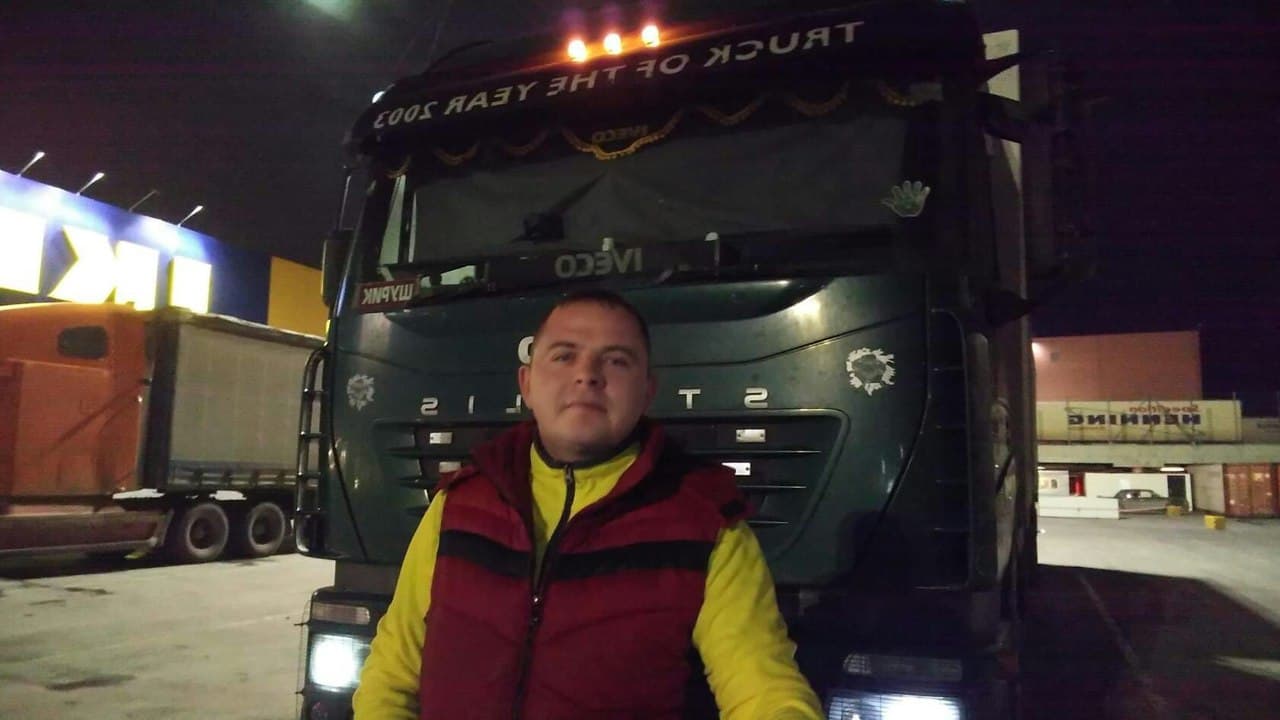 Кировских водителей просят помочь застрявшему на трассе дальнобойщику