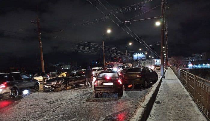 «Машины и троллейбусы рассыпаны по мосту»: в Кирове произошло массовое ДТП