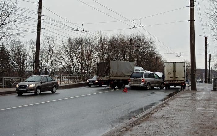 В Кирове тройное ДТП на мосту на Щорса собрало огромную пробку