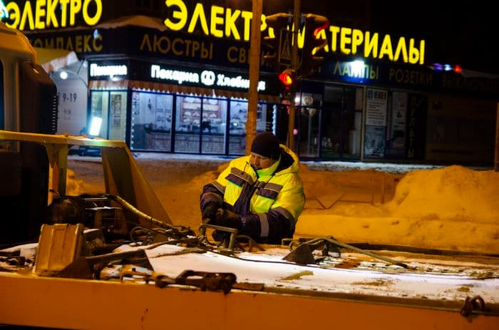 Улицу Дзержинского очистили от снега и от машин