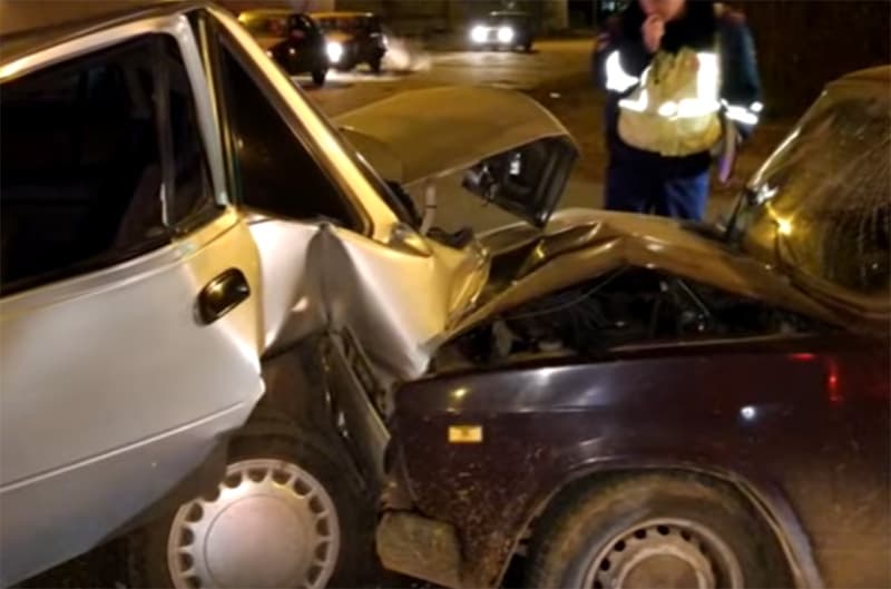 Бурно отметив годовщину с момента получения прав, водитель протаранил два авто