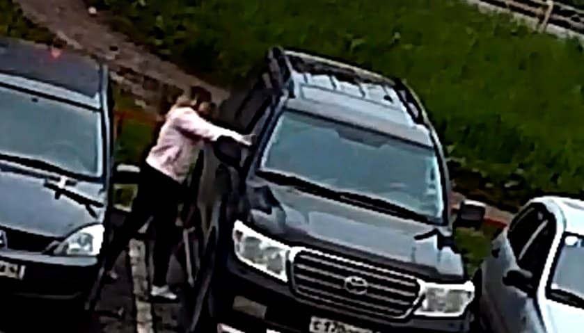 21-летняя кировчанка взломала 2 автомобиля и повредила еще 4 за ночь