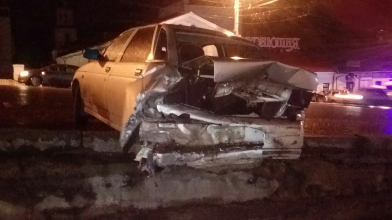  3 автомобиля раскидало по тротуарам после столкновения у «Конюшни»