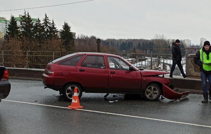 В Кирове тройное ДТП на мосту на Щорса собрало огромную пробку