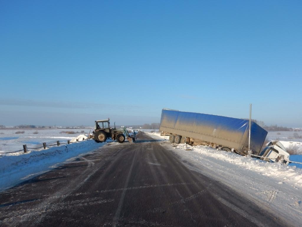 Фуру вынесло в кювет на трассе после столкновения с трактором