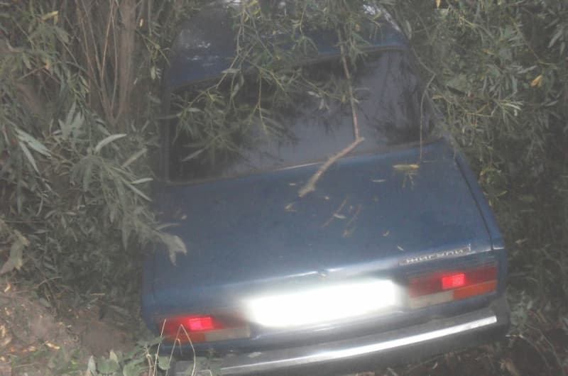 «Семерка» съехала в кювет. Пострадали 2 человека