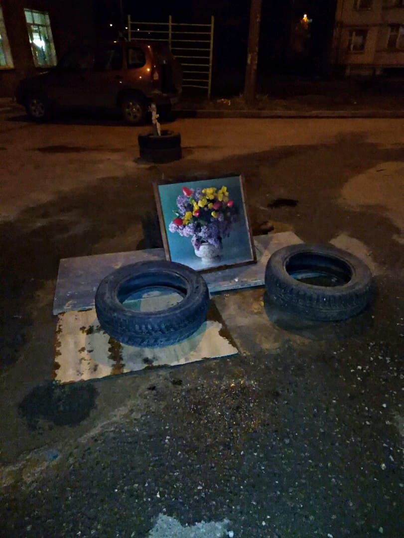 Кировский креатив. Яму на дороге закрыли натюрмортом и шинами