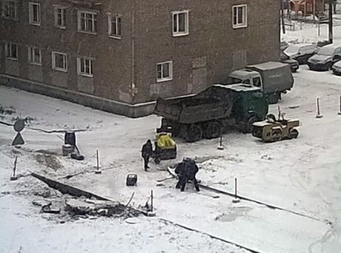 Городские власти посчитали нарушением укладку асфальта в снег
