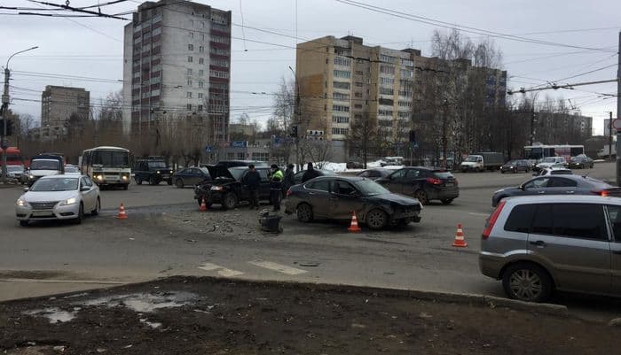 В Кирове дорогу не поделили Nissan Almera и Mitsubishi Pajero: два человека пострадали