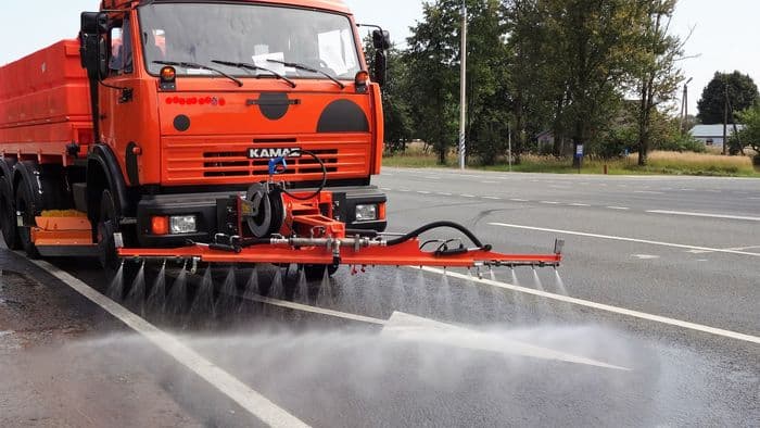 Принцип посудомойки: зачем подрядчики моют дороги в дождь?