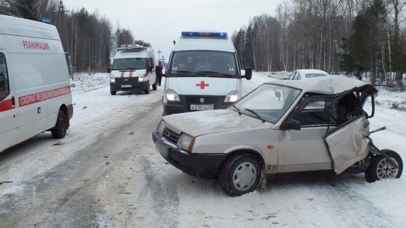 На Победиловском тракте ВАЗ столкнулся с автобусом