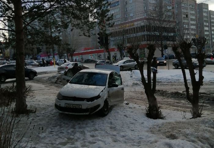 На перекрестке Ленина и Хлыновской произошло ДТП: машина улетела за тротуар