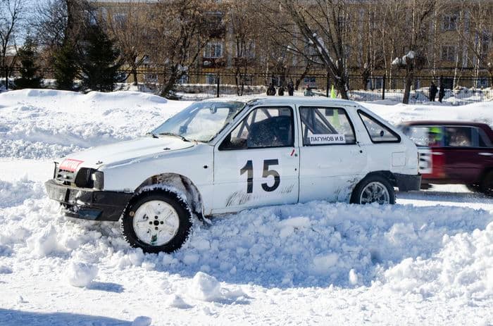 Что это было? Езда с открытым багажником, старт задним ходом и перевернутые автомобили в Слободском