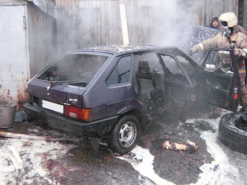 На улице Ломоносова сгорел ВАЗ-2109