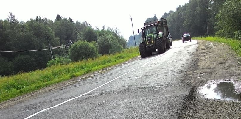 На разбитую дорогу Киров-Русское наносят разметку