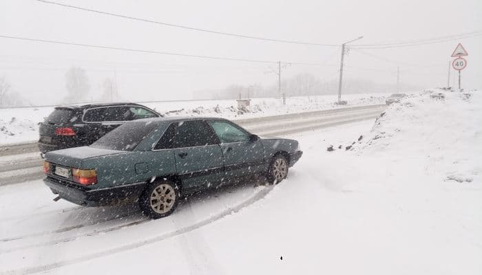 Госавтоинспекция и МЧС предупреждают: автомобилистам стоит быть внимательнее на дорогах