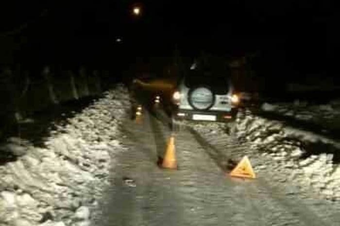 Шел по дороге, поскользнулся и ударился о машину: вчера произошло два ДТП