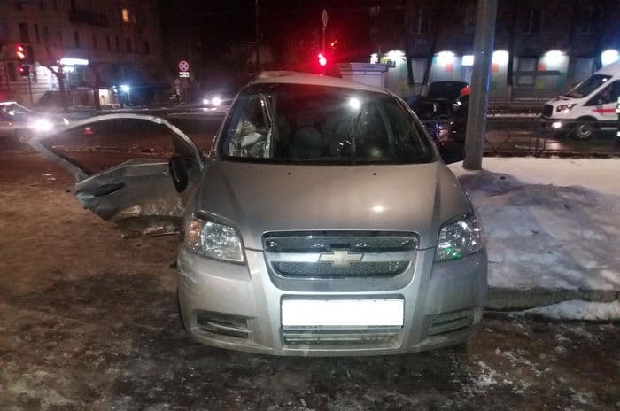 В Кирове пьяный 17-летний юноша на «Ладе» спровоцировал аварию с четырьмя пострадавшими