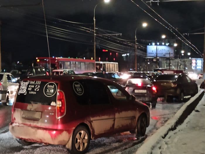 «Машины и троллейбусы рассыпаны по мосту»: в Кирове произошло массовое ДТП