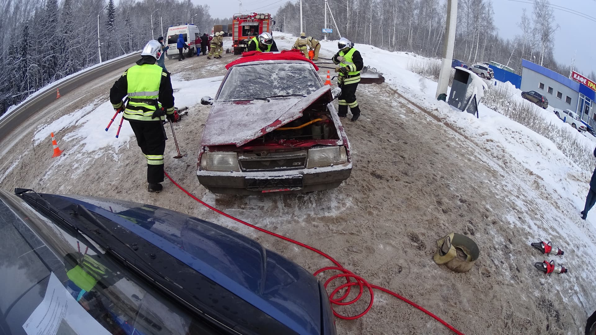 Спецоперация на выезде из Кирова: МЧС пришлось разрезать машину