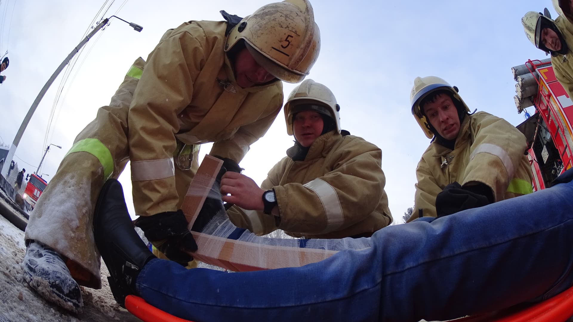 Спецоперация на выезде из Кирова: МЧС пришлось разрезать машину