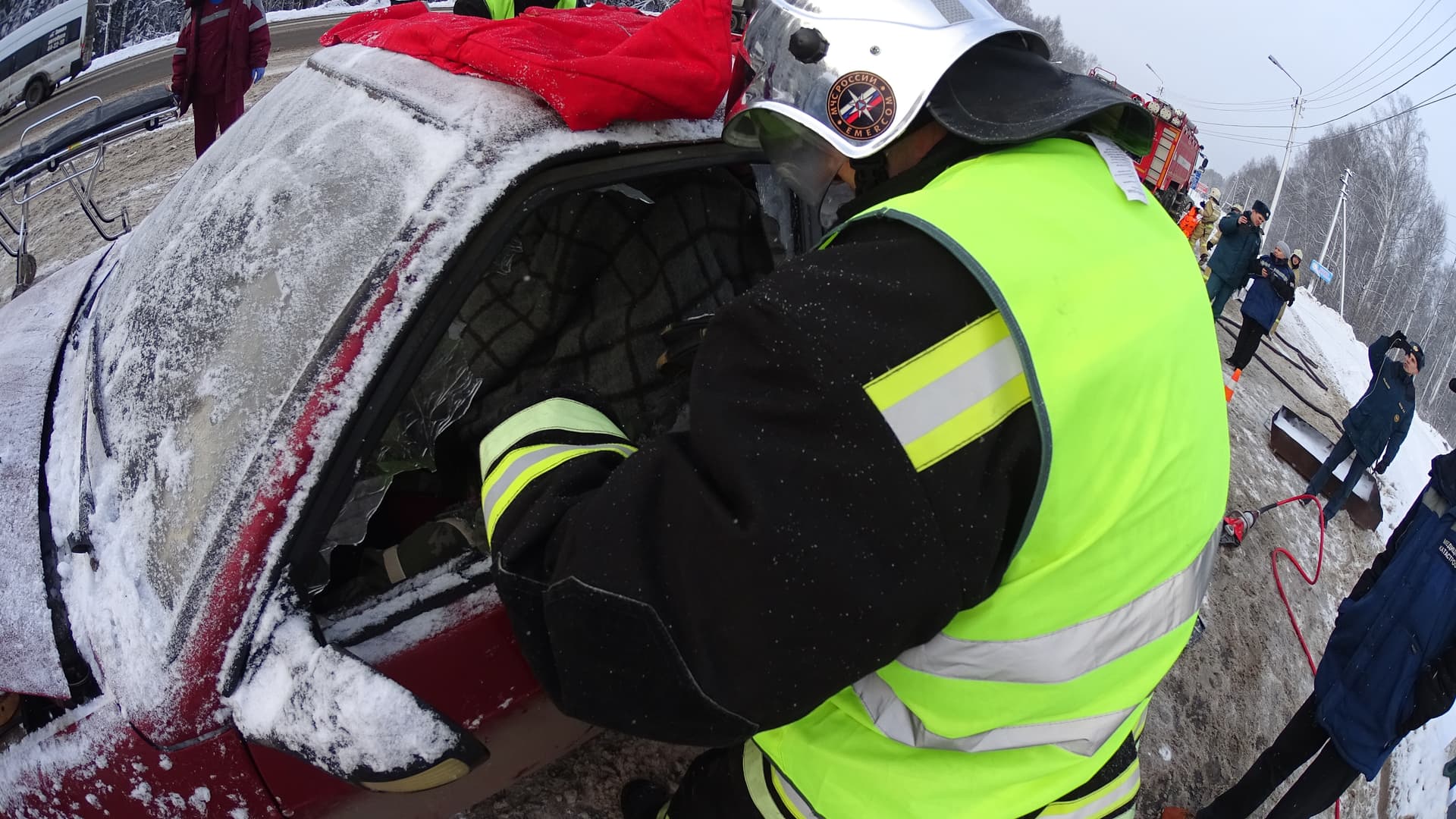 Спецоперация на выезде из Кирова: МЧС пришлось разрезать машину