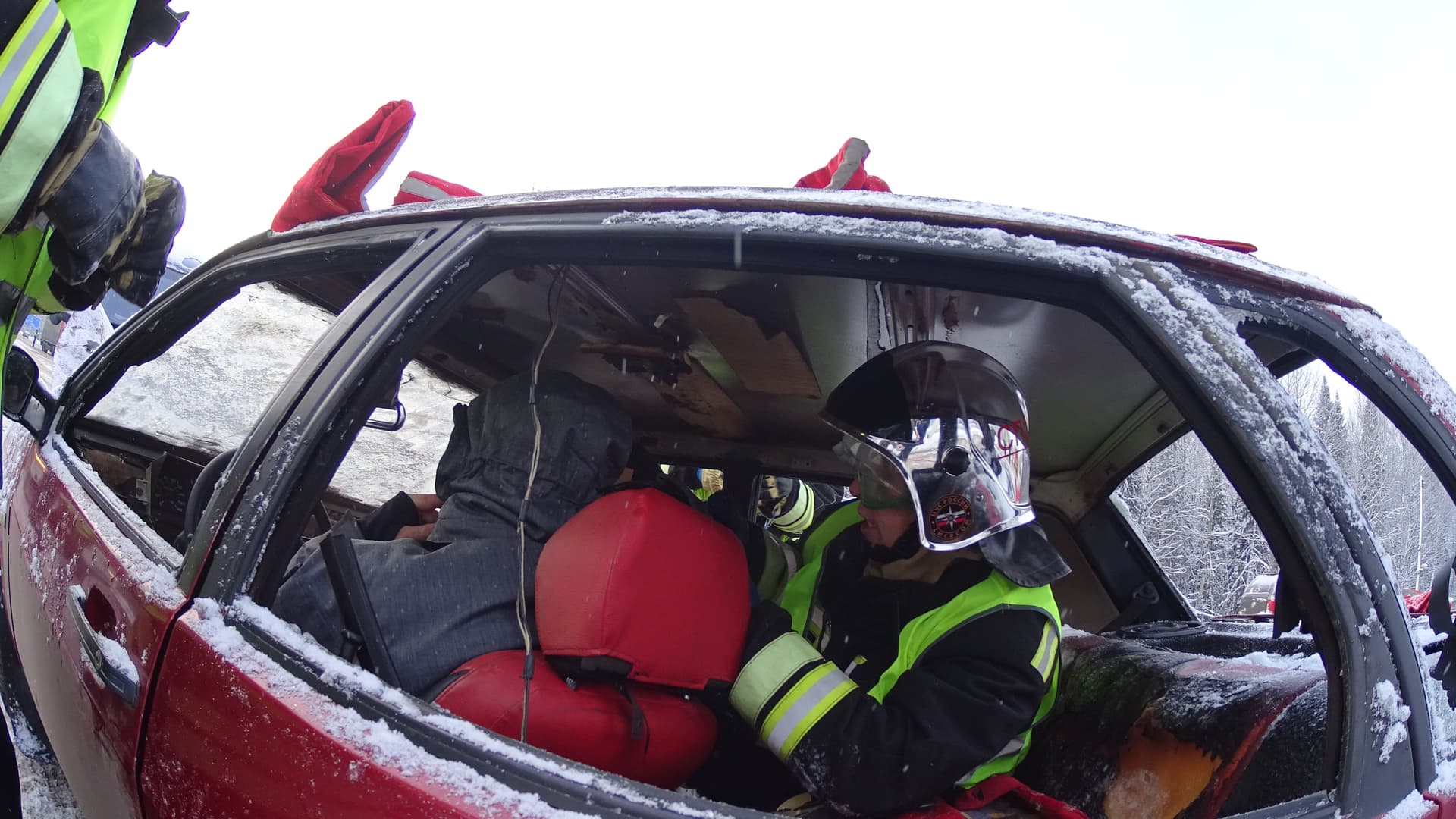 Спецоперация на выезде из Кирова: МЧС пришлось разрезать машину